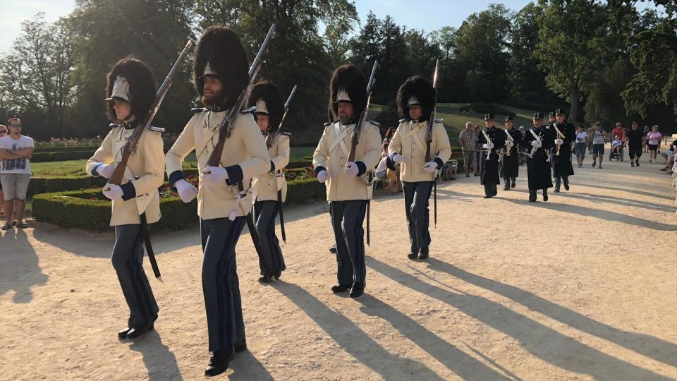 Schwarzenberská granátnická garda se při Hradozámecké noci vrátila na zámek Hluboká