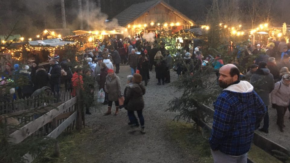Adventní trh v rakouském Gosau se drží stoleté tradice. Vrací se ke starým vánočním receptům a zvykům i původním řemeslům