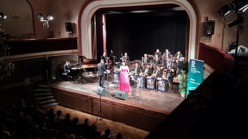 Koncert Rozhlasového Big Bandu Gustava Broma v Kulturním domě Střelnice v Jindřichově Hradci