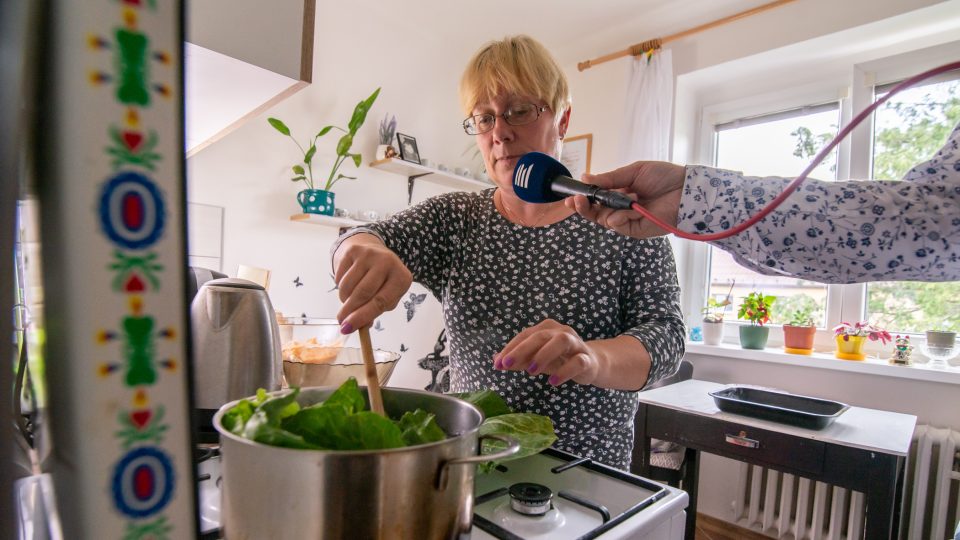 Beata Pilchová během vaření. Zelné listy se musí napřed spařit