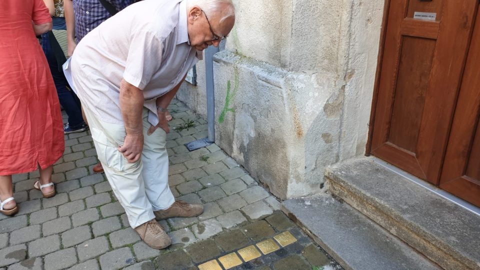 V ulici U Tří lvů připomínají Kameny zmizelých rodinu pediatra Emila Flussera