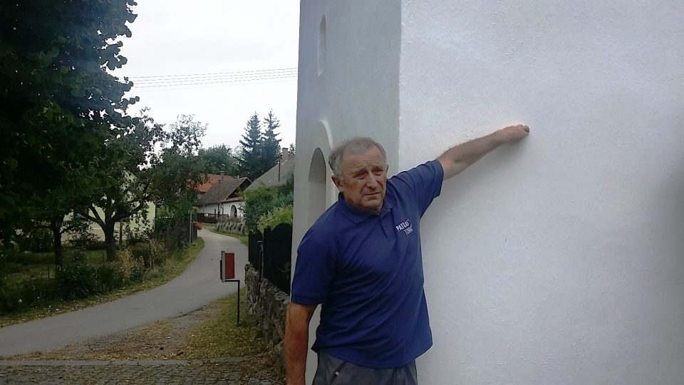 Josef Jiříčka ukazuje místo pro pamětní desku