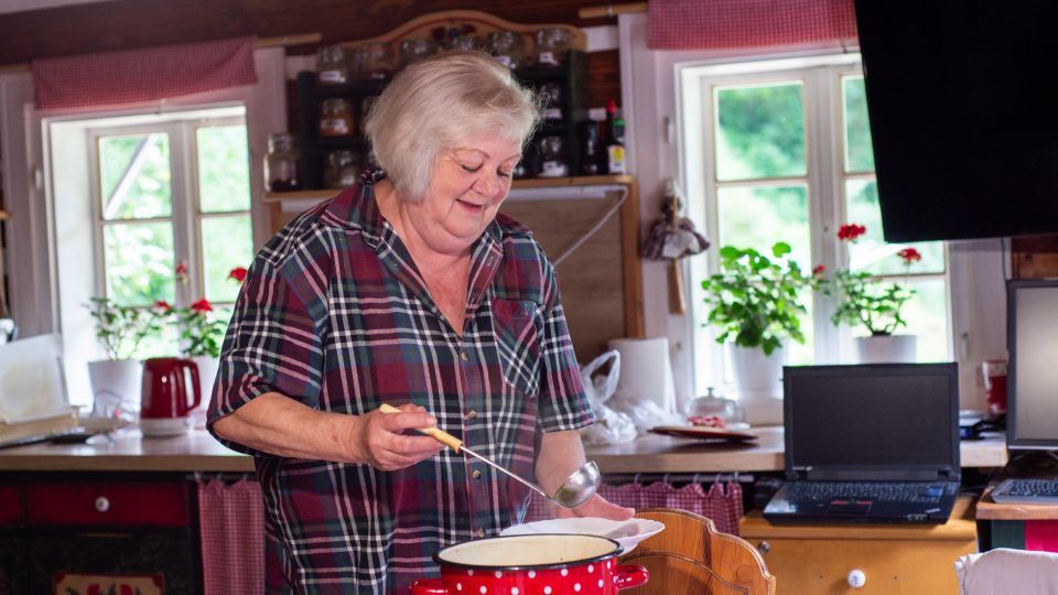 Zdeňka Tučková připravila pohoštění | foto: Martin Čuřík Zdeňka Tučková připravila pohoštění