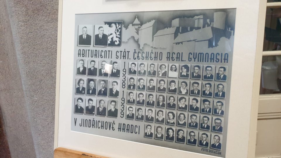 Jindřichohradecké gymnázium slavnostně odhalilo upravené pietní místo na připomínku padlých studentů
