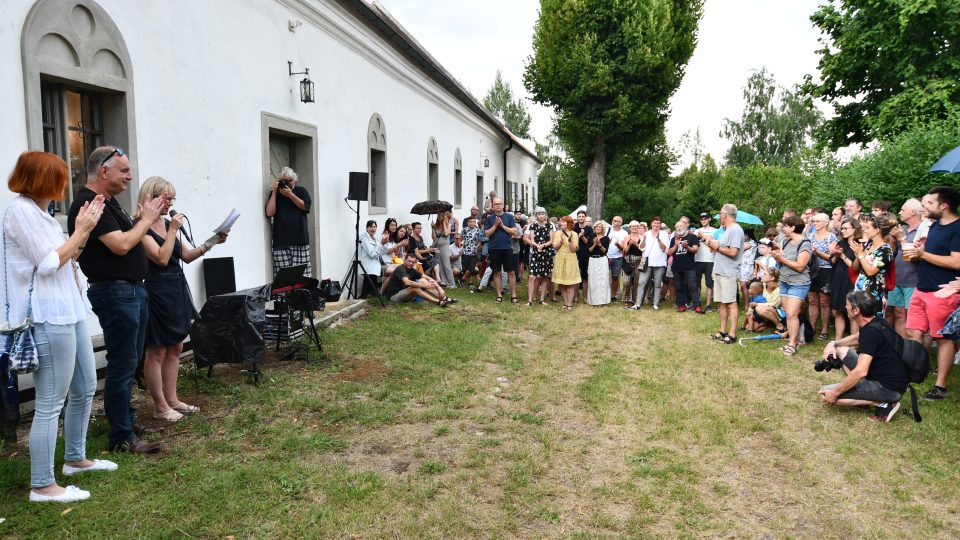 Slavonice Fest se rozrostl do rakouské vesnice Fratres, kde je stodola upravená na místo setkávání českých a rakouských umělců