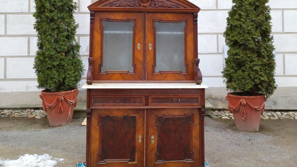 Zhruba 200 let starý příborník je prvním kusem nábytku, který se 65 let po rozprodeji majetku vrátil na zámek v Třeboni