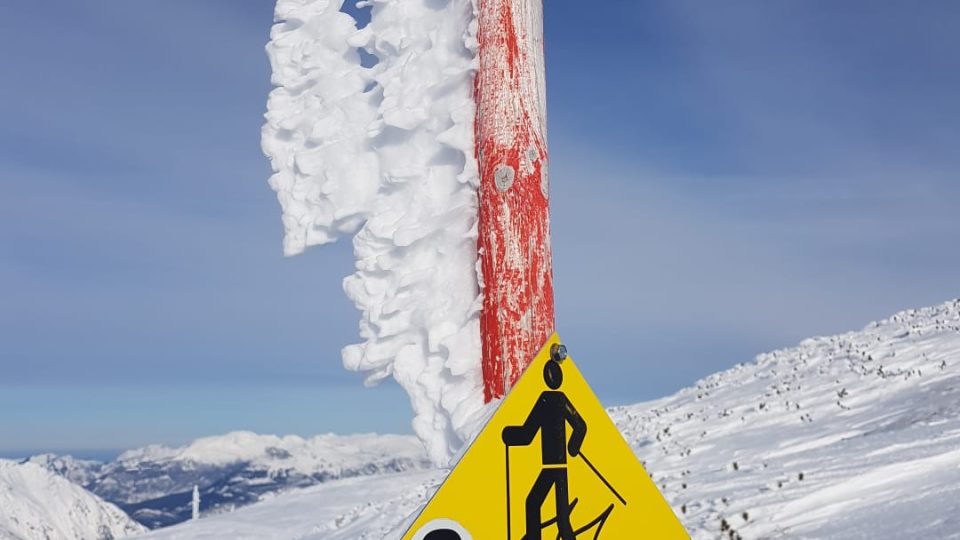 V rakouském skiareálu Krippenstein leží extrémní množství sněhu, nejvíc za posledních třináct let