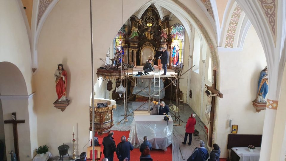 Památkáři vyjmuli sochu madony z 15. století z niky nad oltářem v kostele ve Vimperku, aby mohli naskenovat její původní siluetu