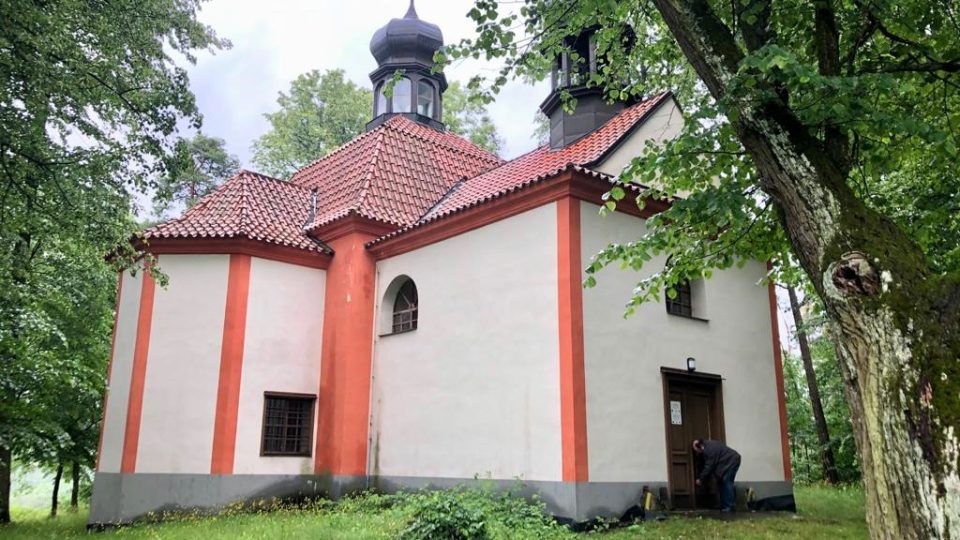 Nové kostelní lavice má obecní kaple sv. Antonína v Nihošovicích na Strakonicku. Jejich výrobu z velké části zaplatil místní chalupář