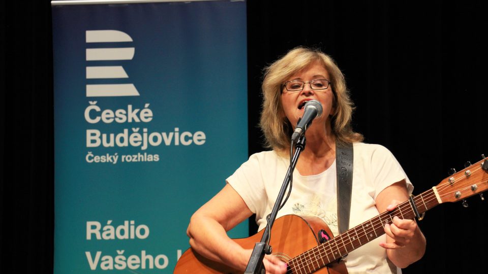 Pavlína Jíšová při vystoupení ve studiovém sále Českého rozhlasu České Budějovice