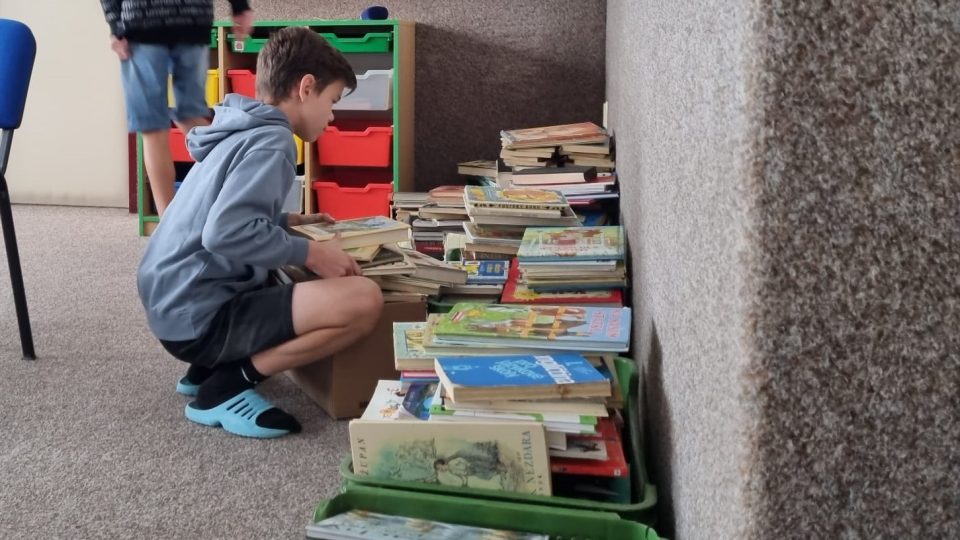 Školáci v Kunžaku vybírají staré knihy, kterým pak dají nový život