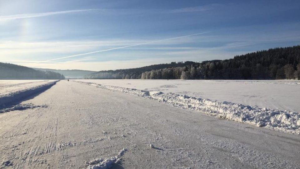 Zamrzlá Lipenská přehrada je nejen rájem pro bruslaře, ale řidiči si často přes led zkracují cestu na druhý břeh