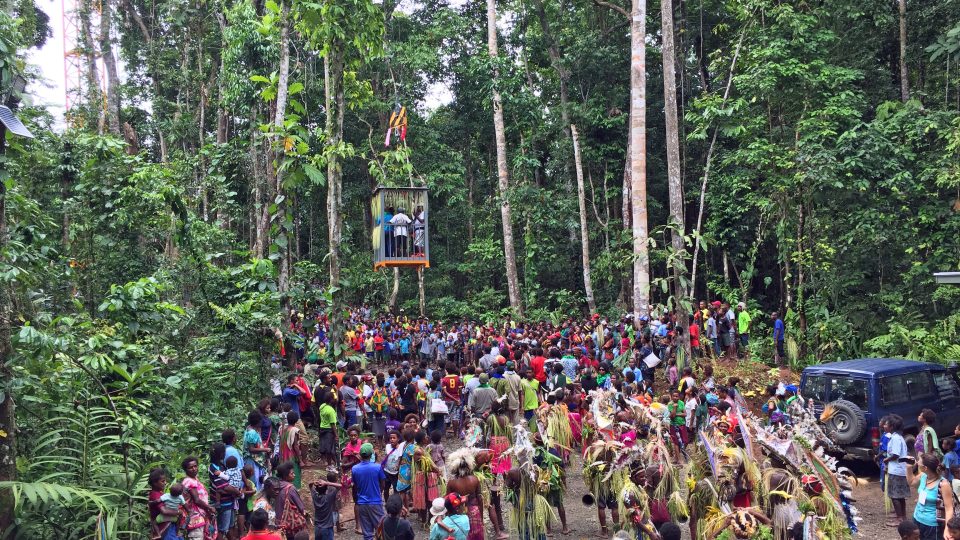 Čeští ekologové postavili v Papui-Nové Guineji jeřáb pro výzkum tropického lesa. Zprovozněn byl při velké slavnosti