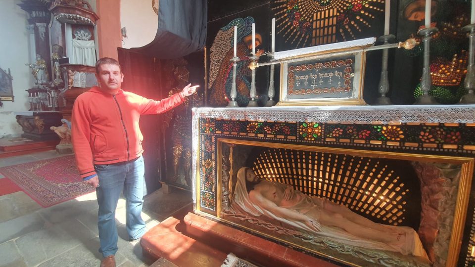 Historik a kronikář Doudleb Jan Šimánek ukazuje boží hrob v Doudlebech na Českobudějovicku je kulturně-historickým unikátem