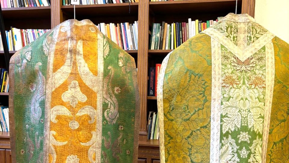 Liturgické oděvy, které lidé uvidí v dominikánském klášteře v Českých Budějovicích