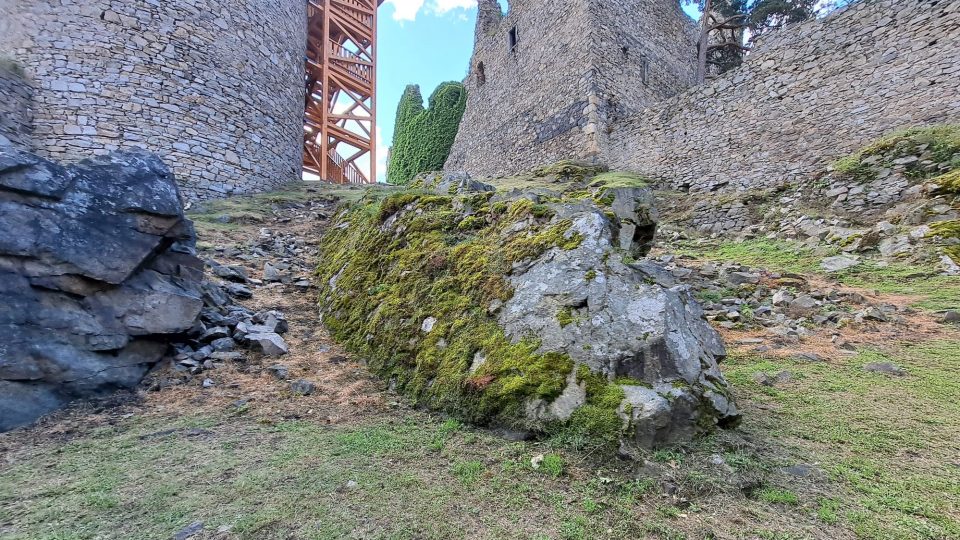 Úpatí strážní věže zříceniny hradu Helfenburk u Bavorova na Strakonicku