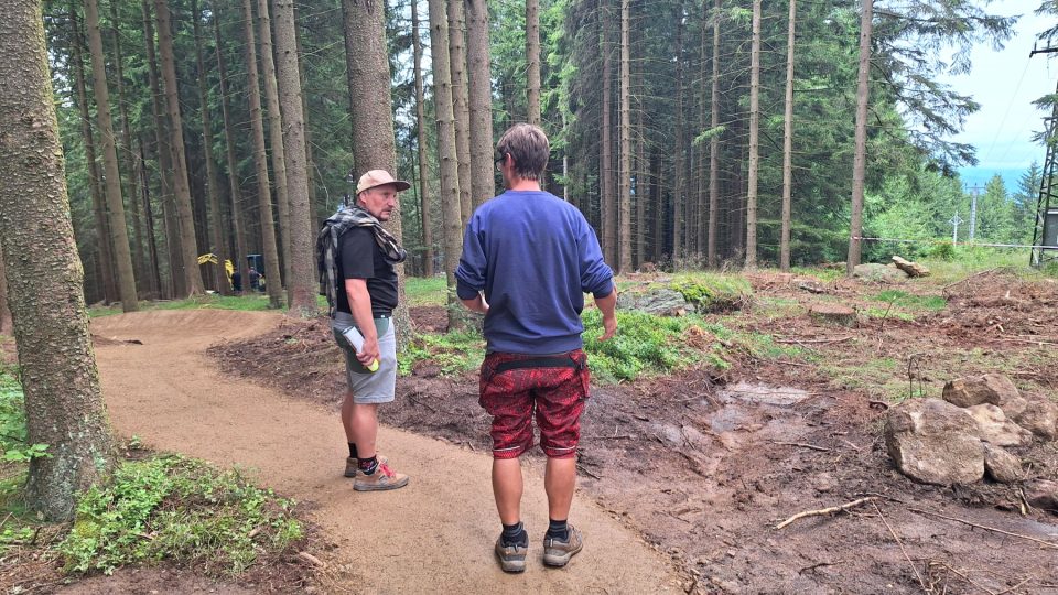 Trailové trasy pro horská kola vznikají v lesích u Prachatic