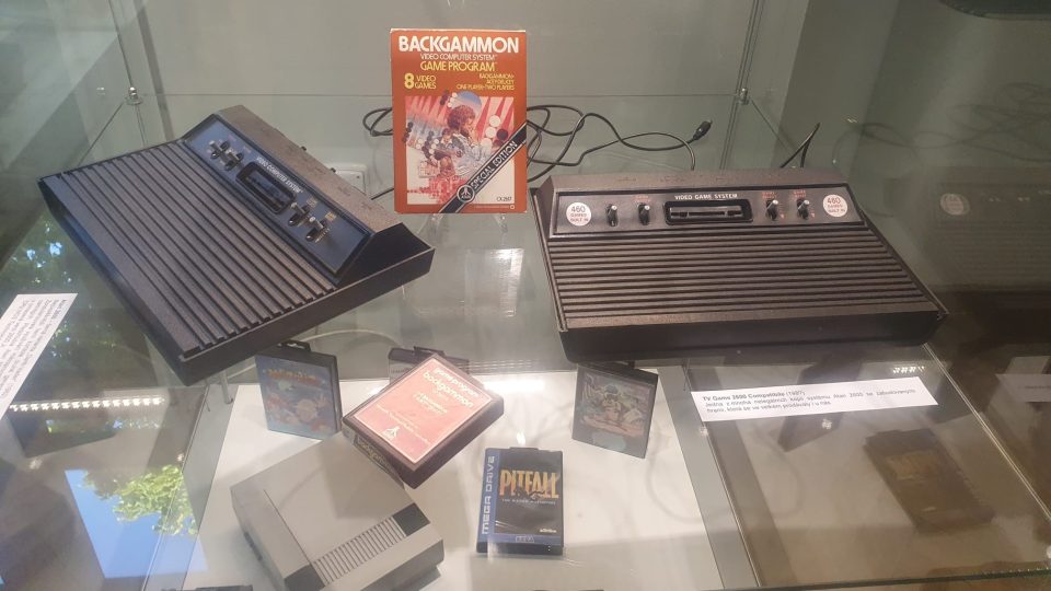 Výstava Retrogaming v Jihočeském muzeu připomíná vývoj počítačů a staré hry