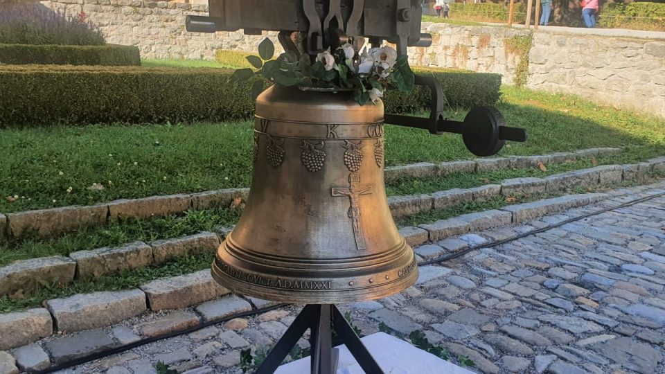 Kopii zvonu, který byl v roce 1917 roztaven na válečné účely, zavěsili horolezci do zámecké věže v Českém Krumlově