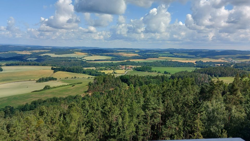 Výhled z rozhledny - orientaci usnadňuje panoramatická mapa