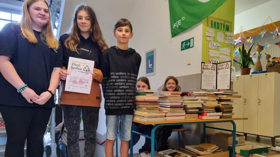 Školáci v Kunžaku vybírají staré knihy, kterým pak dají nový život