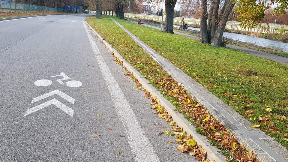 Cyklostezka na Jiráskově nábřeží v Českých Budějovicích je kvůli stavbě Slunečního ostrova uzavřená, objízdná trasa vede po silnici, kde přibylo dopravní značení