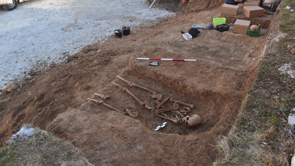 27 koster objevili archeologové za hřbitovní zdí v Třeboni
