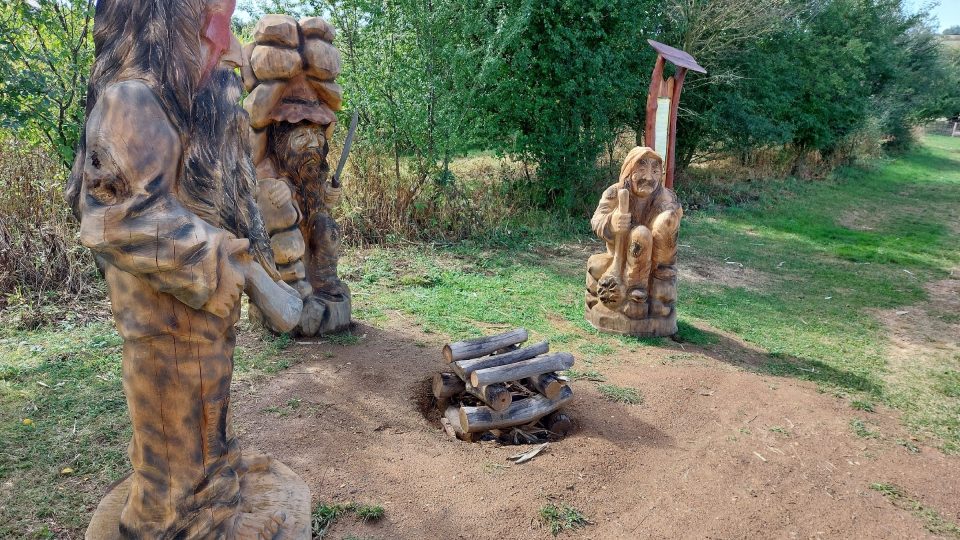 Loupežníci připomínají pověst ze 17. století o vraždě místní dívky Mariany