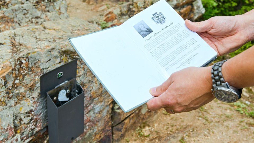 Nedaleko kříže je ve schránce ukrytá vrcholová kniha