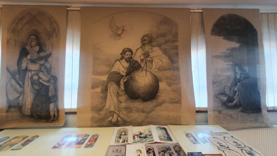 Návrhy na novou výzdobu fasády kostela Nejsvětější Trojice v Českých Budějovicích vystavují památkáři ve své galerii. Lidé mohou hlasovat pro své favority
