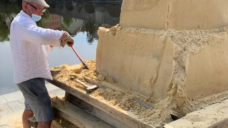 Sochaři vytvářejí na náplavce řeky Otavy v Písku monumentální sochy z písku
