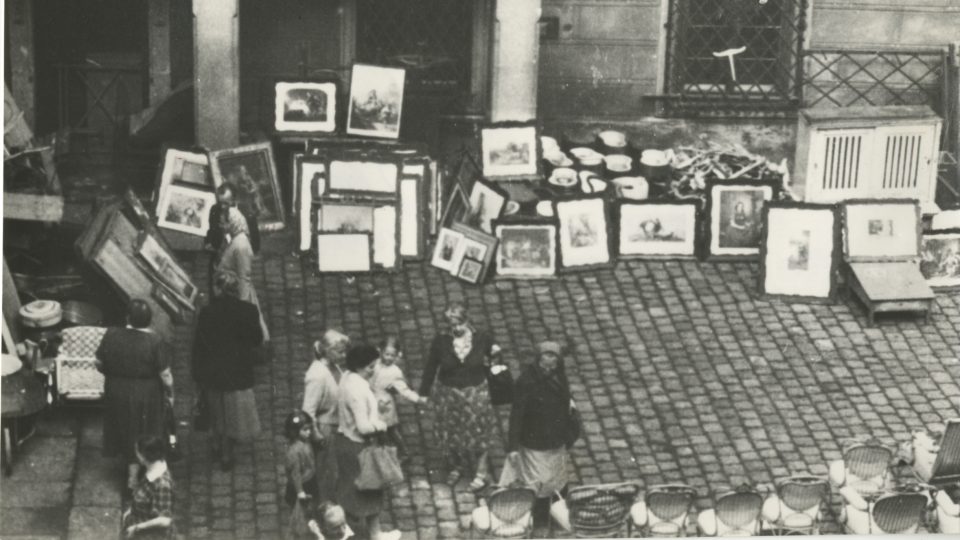 Historická fotografie z burzy v 50. letech 20. století, na které se rozprodával majetek zámku Třeboň