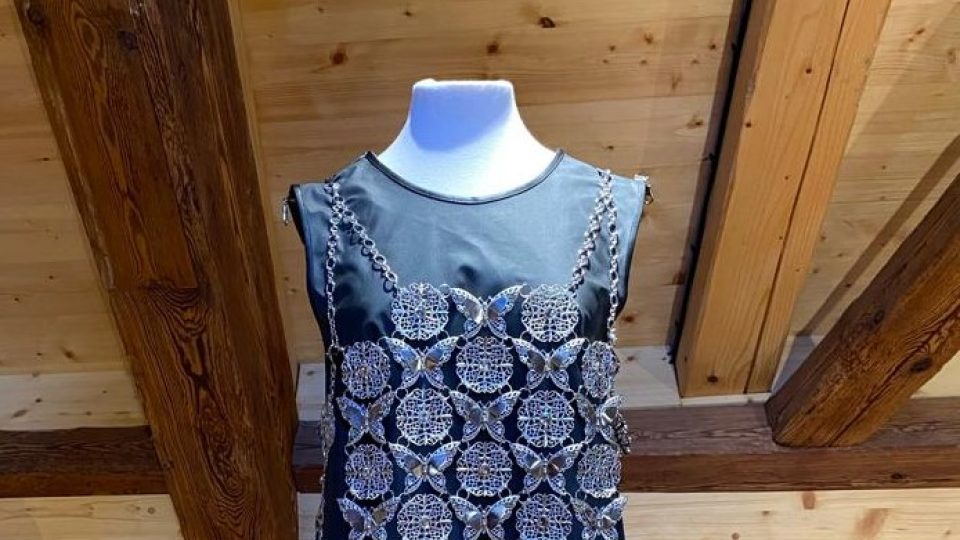 Výstava Skleněná šatna v Zámecké lékárně v Třeboni představuje šaty a doplňky od předních českých návrhářů