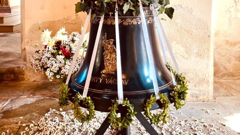 Žehnání nového svatováclavského zvonu ve Zdíkovci na Prachaticku