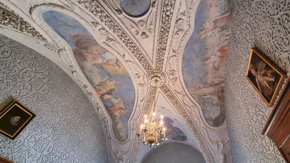 Fresky a štukovou výzdobu na stropě jídelny zámku Červená Lhota obnovili restaurátoři