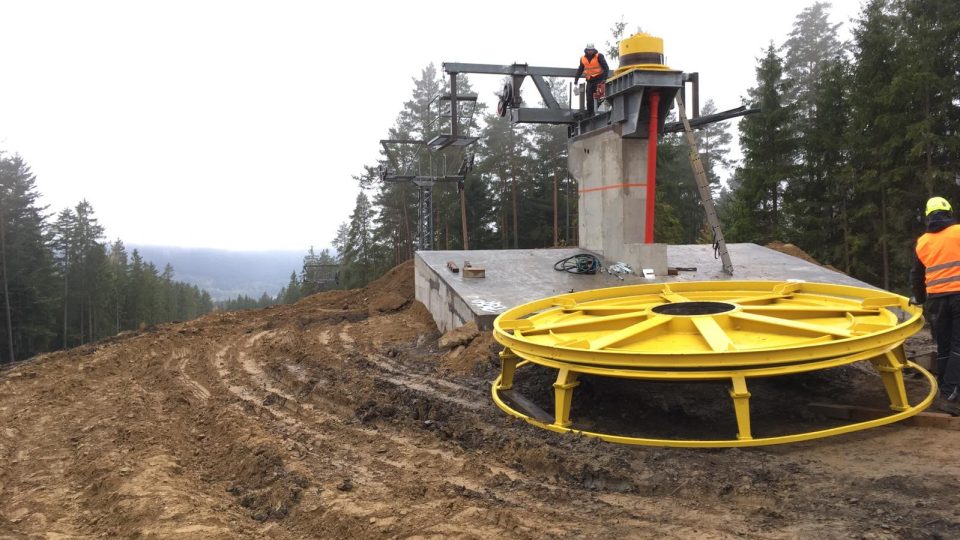 Ve Skiareálu Lipno staví technici novou dvousedačkovou lanovku