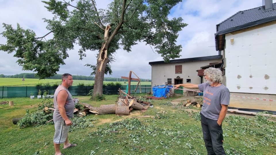 Následky bouřky v Pištíně na Českobudějovicku. Poryvům větru neodolala památkově chráněná lípa u jednoho z rodinných domů