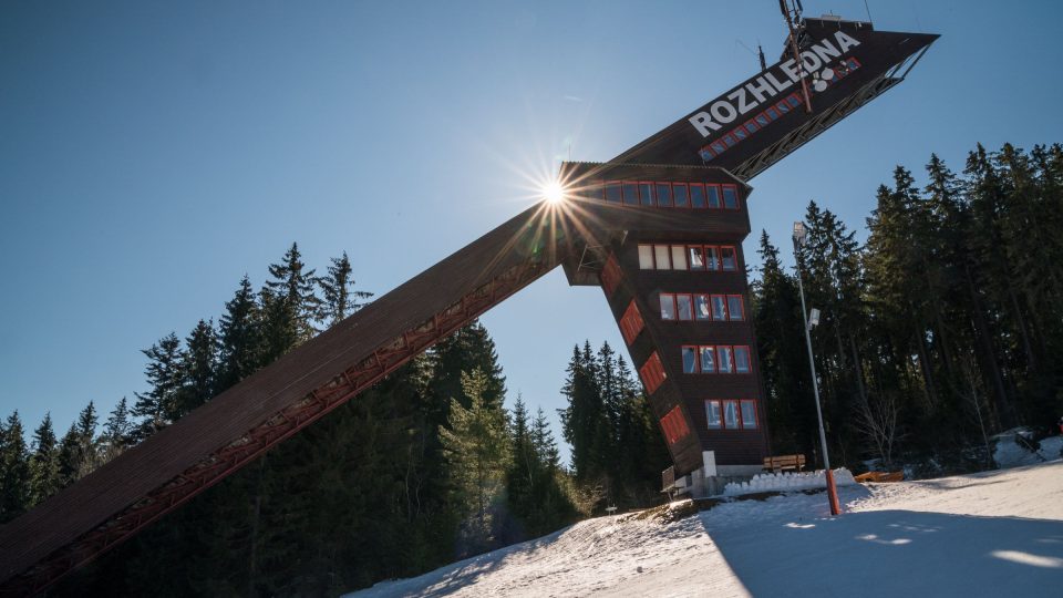 Lyžařský areál v šumavském Zadově se může pochlubit hodně netradiční rozhlednou