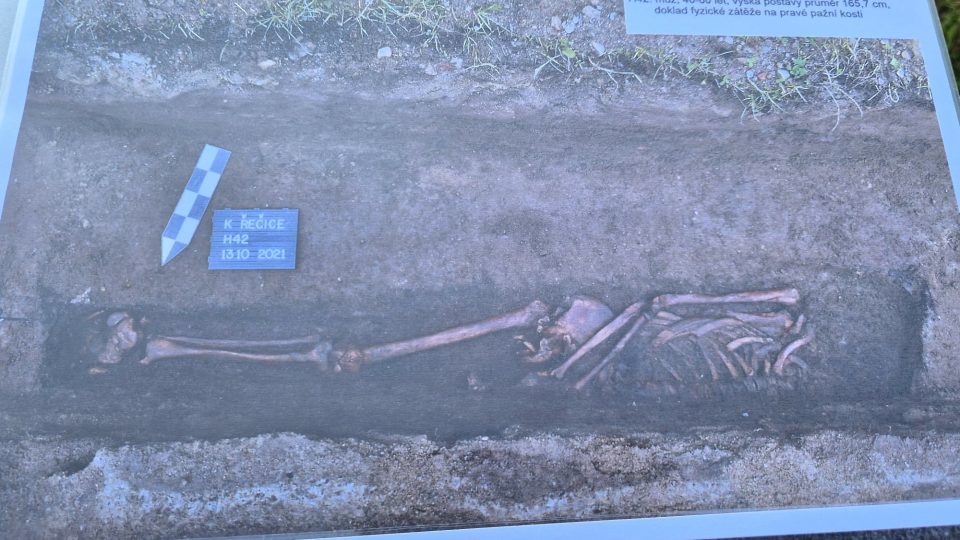 Uložení lidských ostatků, které byly nalezeny u kostela v Kardašově Řečici, do společného hrobu na městském hřbitově