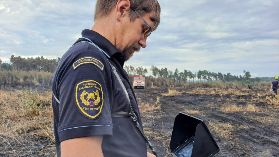 Dohašování požáru v Jetěticích na Písecku, oheň tu spálil 40 hektarů lesa