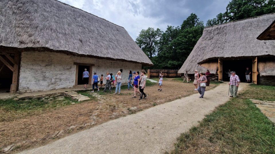 Archeoskanzen Trocnov na Českobudějovicku ukazuje, jak vypadala středověká vesnice se zemanským dvorcem