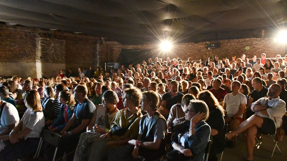 Zaplněný sál při filmové projekci na Slavonice Festu