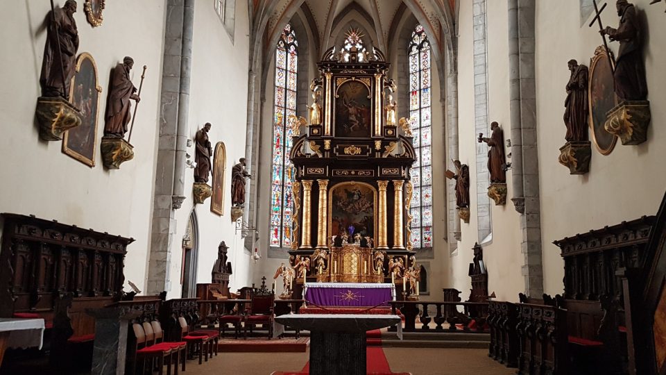 Mohutná románsko-gotická trojlodní bazilika pochází z 12. století