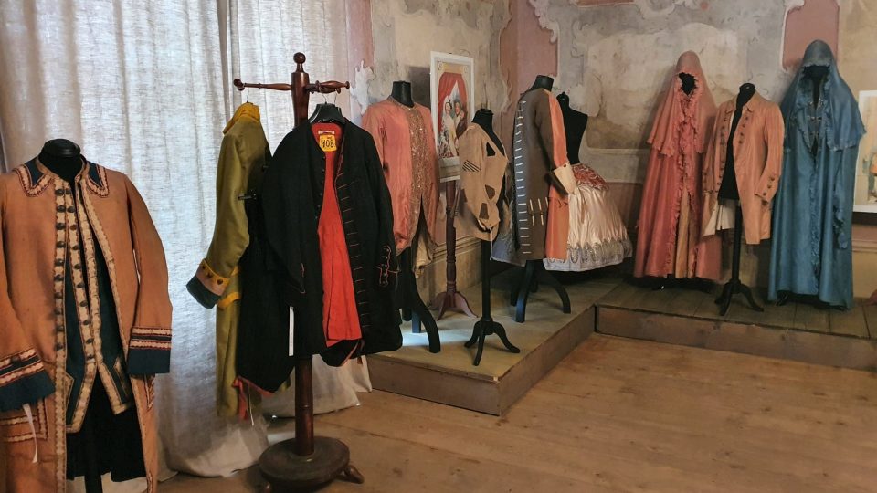 Restaurátoři obnovili vzácné figuríny na zámku v Českém Krumlově. Navíc je oblékli do původních kostýmů z 18. století