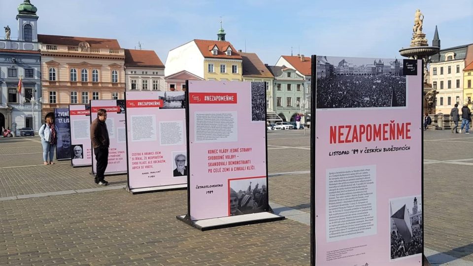 Výstava Nezapomeňme na českobudějovickém náměstí připomíná dění před Sametovou revolucí a těsně po ní