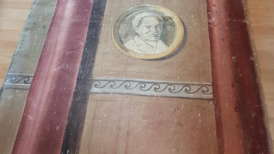 Malovaná předscéna zdobila jeviště divadla ve Stráži nad Nežárkou při otevření v roce 1890