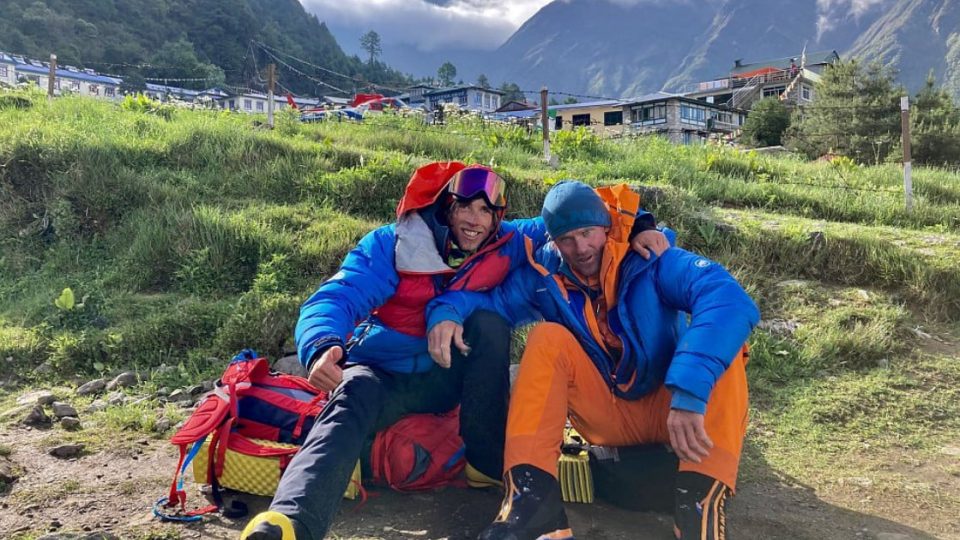 Radek Groh a Marek Holeček po výstupu z helikoptéry, která je zachránila z ledového království