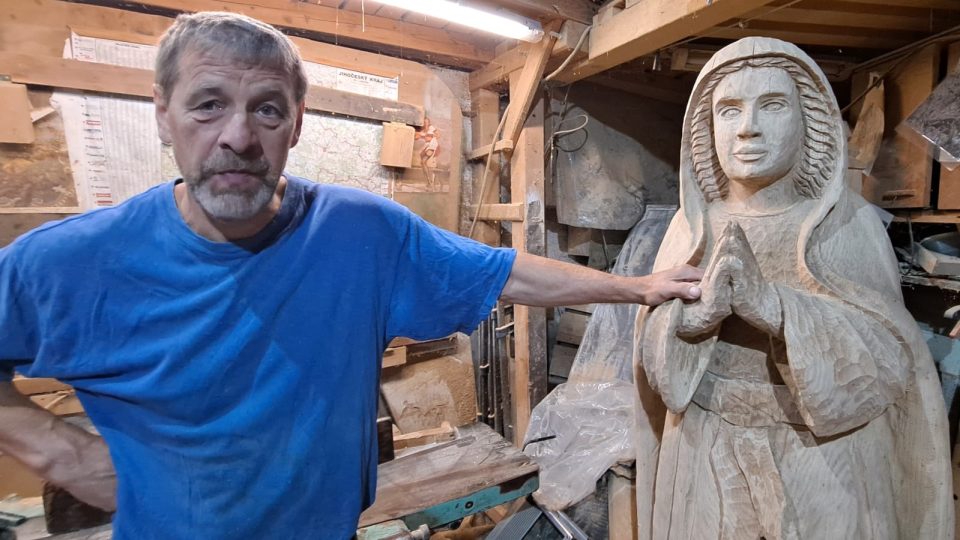 Řezbář Jaroslav Frencl vyrábí betlém, který bude o adventu na náměstí ve Volyni