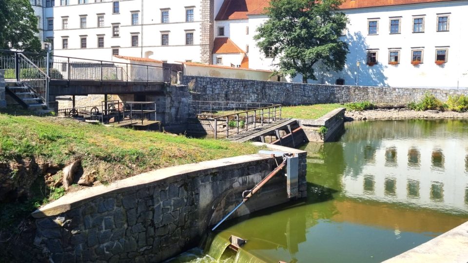 Rybáři vypouští rybník a stoku u zámku v Jindřichově Hradci