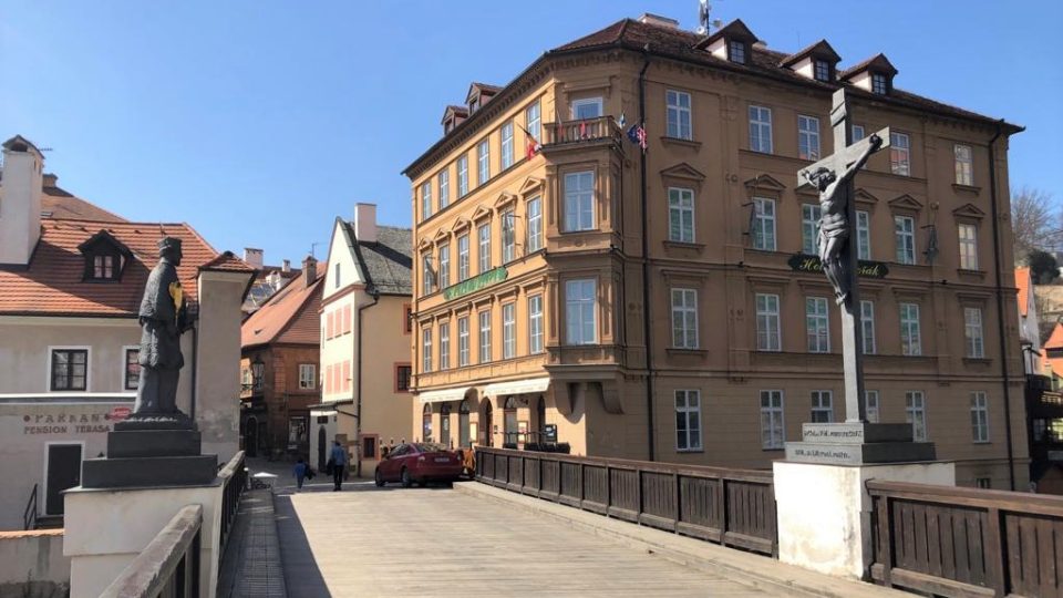 Netradiční pohled je teď na centrum Českého Krumlova. Vyhledávané město se kvůli epidemii koronaviru vylidnilo